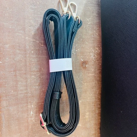 Elegant Black Handbag with Gold Accents - Picture 8 of 13